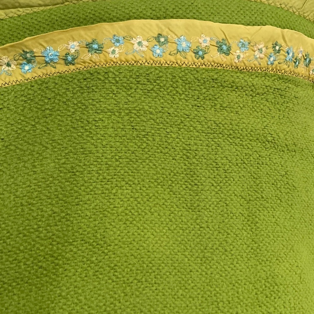 VINTAGE 70’s twin‎ size lime green thermal blanket. Floral edge. See pics. 401